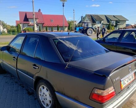 Черный Мерседес В124, объемом двигателя 2.2 л и пробегом 550 тыс. км за 1500 $, фото 2 на Automoto.ua