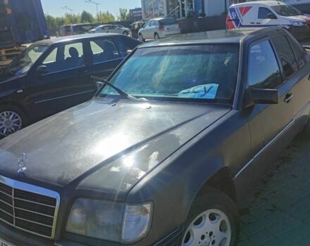 Черный Мерседес В124, объемом двигателя 2.2 л и пробегом 550 тыс. км за 1500 $, фото 1 на Automoto.ua