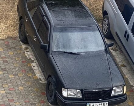 Чорний Мерседес В124, об'ємом двигуна 3 л та пробігом 450 тис. км за 1800 $, фото 1 на Automoto.ua