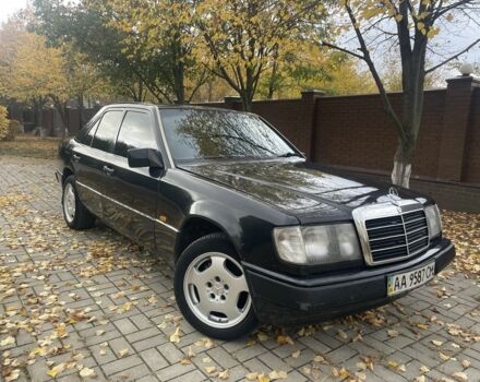 Черный Мерседес В124, объемом двигателя 2 л и пробегом 254 тыс. км за 1650 $, фото 1 на Automoto.ua