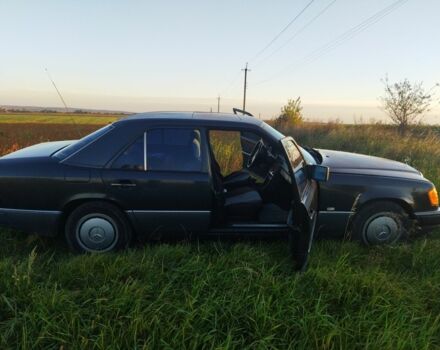 Черный Мерседес В124, объемом двигателя 2 л и пробегом 200 тыс. км за 2200 $, фото 1 на Automoto.ua