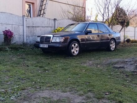 Черный Мерседес В124, объемом двигателя 2.5 л и пробегом 358 тыс. км за 1900 $, фото 1 на Automoto.ua