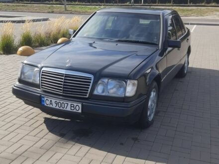 Чорний Мерседес В124, об'ємом двигуна 2.5 л та пробігом 278 тис. км за 2500 $, фото 1 на Automoto.ua