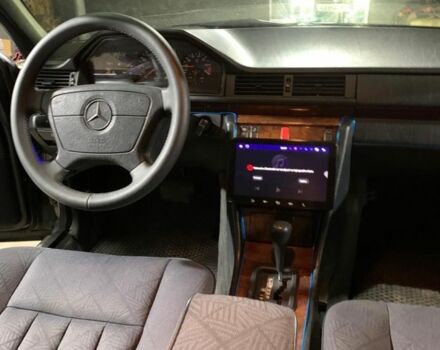 Чорний Мерседес В124, об'ємом двигуна 2.2 л та пробігом 360 тис. км за 3900 $, фото 1 на Automoto.ua