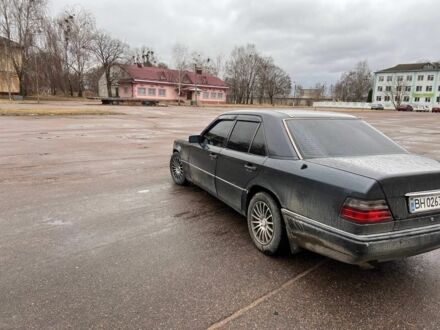 Мерседес В124 1994 в Емильчином на Automoto.ua Черный Мерседес В124, объемом двигателя 2.2 л и пробегом 500 тыс. км за 1000 $, фото 1 на Automoto.ua