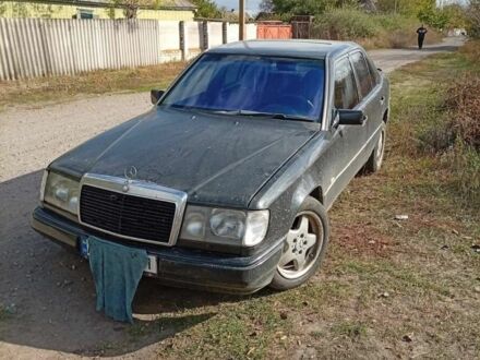 Мерседес В124 1997 в Днепре (Днепропетровске) на Automoto.ua Черный Мерседес В124, объемом двигателя 2 л и пробегом 300 тыс. км за 2300 $, фото 1 на Automoto.ua