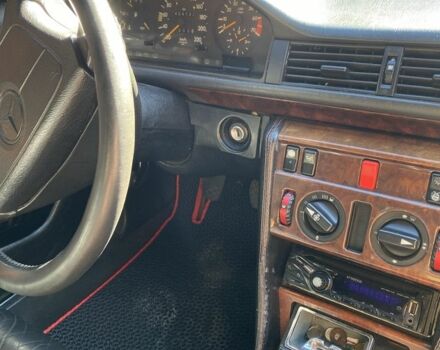 Фиолетовый Мерседес В124, объемом двигателя 2.3 л и пробегом 400 тыс. км за 2500 $, фото 10 на Automoto.ua