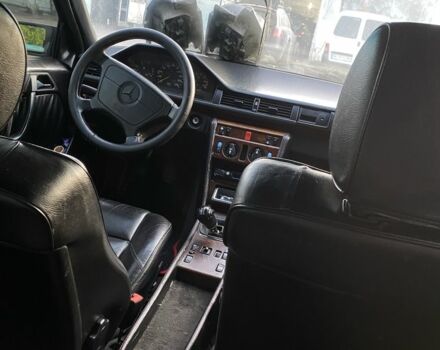 Фиолетовый Мерседес В124, объемом двигателя 2.3 л и пробегом 400 тыс. км за 2500 $, фото 5 на Automoto.ua