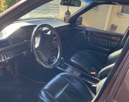 Фиолетовый Мерседес В124, объемом двигателя 2.3 л и пробегом 400 тыс. км за 2500 $, фото 9 на Automoto.ua