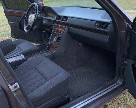 Фіолетовий Мерседес В124, об'ємом двигуна 2.8 л та пробігом 365 тис. км за 3700 $, фото 4 на Automoto.ua