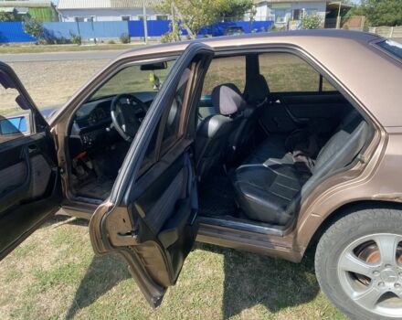 Коричневий Мерседес В124, об'ємом двигуна 2.3 л та пробігом 580 тис. км за 1650 $, фото 5 на Automoto.ua