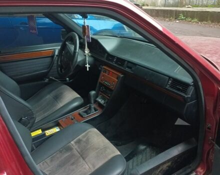 Червоний Мерседес В124, об'ємом двигуна 2.2 л та пробігом 432 тис. км за 1500 $, фото 2 на Automoto.ua