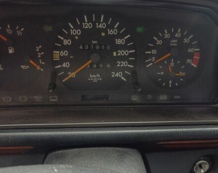 Червоний Мерседес В124, об'ємом двигуна 2.2 л та пробігом 432 тис. км за 1500 $, фото 5 на Automoto.ua