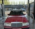 Красный Мерседес В124, объемом двигателя 2.5 л и пробегом 400 тыс. км за 3350 $, фото 1 на Automoto.ua