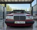 Красный Мерседес В124, объемом двигателя 2.5 л и пробегом 400 тыс. км за 3350 $, фото 1 на Automoto.ua