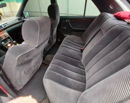 Мерседес В124 1989 в Борисполе на Automoto.ua Красный Мерседес В124, объемом двигателя 2.3 л и пробегом 300 тыс. км за 1400 $, фото 6 на Automoto.ua