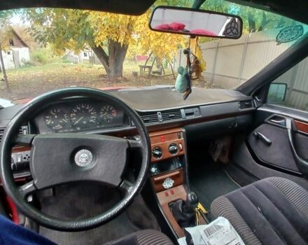 Мерседес В124 1989 в Борисполе на Automoto.ua Красный Мерседес В124, объемом двигателя 2.3 л и пробегом 300 тыс. км за 1400 $, фото 4 на Automoto.ua