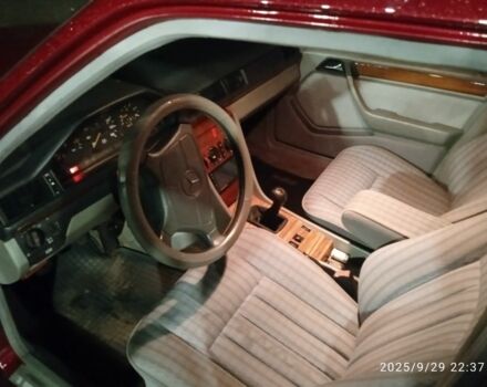 Червоний Мерседес В124, об'ємом двигуна 2 л та пробігом 2 тис. км за 4000 $, фото 3 на Automoto.ua