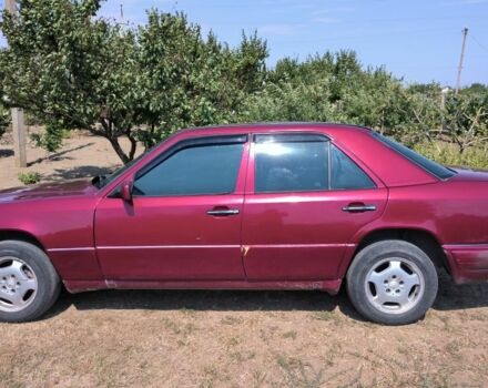 Красный Мерседес В124, объемом двигателя 3 л и пробегом 347 тыс. км за 2300 $, фото 2 на Automoto.ua