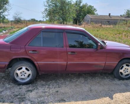 Красный Мерседес В124, объемом двигателя 3 л и пробегом 347 тыс. км за 2300 $, фото 3 на Automoto.ua