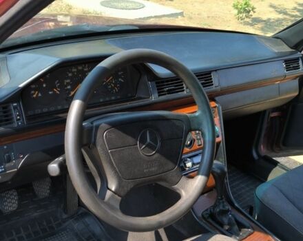 Красный Мерседес В124, объемом двигателя 3 л и пробегом 347 тыс. км за 2300 $, фото 6 на Automoto.ua