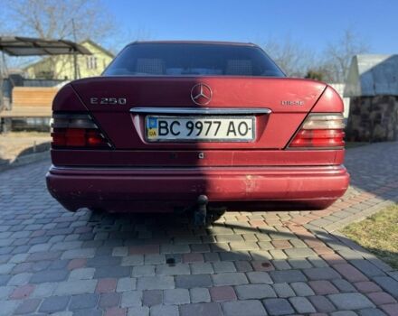 Красный Мерседес В124, объемом двигателя 2.5 л и пробегом 321 тыс. км за 3200 $, фото 4 на Automoto.ua