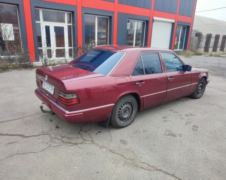Красный Мерседес В124, объемом двигателя 2.5 л и пробегом 220 тыс. км за 1200 $, фото 3 на Automoto.ua