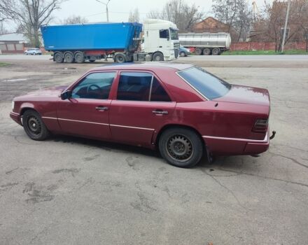 Красный Мерседес В124, объемом двигателя 2.5 л и пробегом 220 тыс. км за 1200 $, фото 5 на Automoto.ua