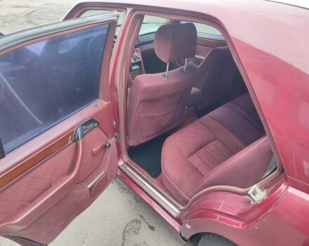 Красный Мерседес В124, объемом двигателя 2.5 л и пробегом 220 тыс. км за 1200 $, фото 7 на Automoto.ua