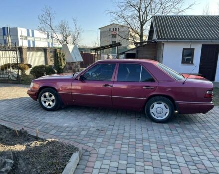 Красный Мерседес В124, объемом двигателя 2.5 л и пробегом 321 тыс. км за 3200 $, фото 2 на Automoto.ua