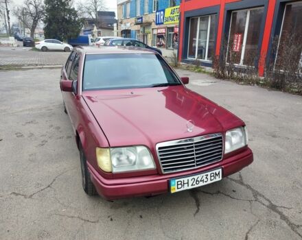 Красный Мерседес В124, объемом двигателя 2.5 л и пробегом 220 тыс. км за 1200 $, фото 1 на Automoto.ua