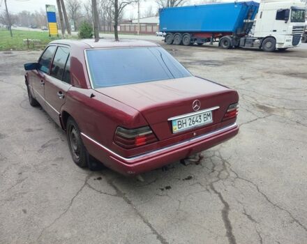 Красный Мерседес В124, объемом двигателя 2.5 л и пробегом 220 тыс. км за 1200 $, фото 2 на Automoto.ua