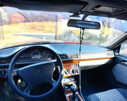 Красный Мерседес В124, объемом двигателя 2.5 л и пробегом 321 тыс. км за 3200 $, фото 6 на Automoto.ua