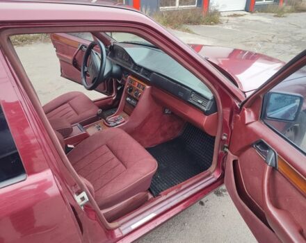 Красный Мерседес В124, объемом двигателя 2.5 л и пробегом 220 тыс. км за 1200 $, фото 8 на Automoto.ua