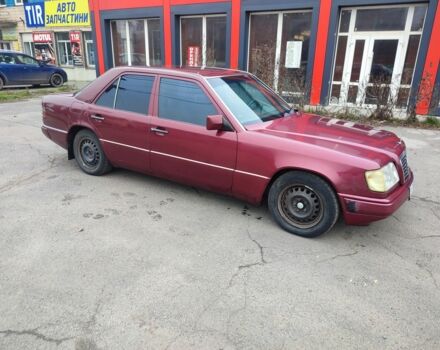 Красный Мерседес В124, объемом двигателя 2.5 л и пробегом 220 тыс. км за 1200 $, фото 4 на Automoto.ua