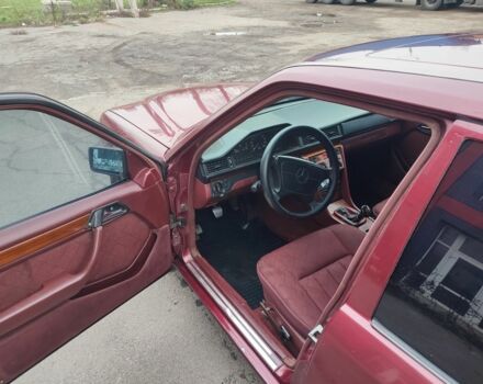 Красный Мерседес В124, объемом двигателя 2.5 л и пробегом 220 тыс. км за 1200 $, фото 6 на Automoto.ua