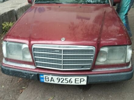 Мерседес В124 1993 у Одесі на Automoto.ua Червоний Мерседес В124, об'ємом двигуна 2.2 л та пробігом 432 тис. км за 1500 $, фото 1 на Automoto.ua