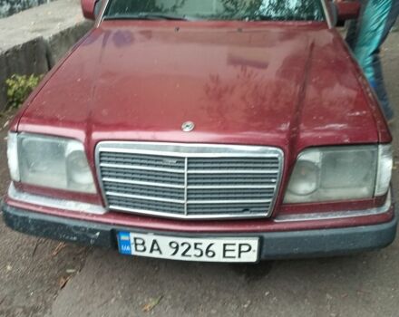 Красный Мерседес В124, объемом двигателя 2.2 л и пробегом 432 тыс. км за 1500 $, фото 1 на Automoto.ua