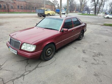Красный Мерседес В124, объемом двигателя 2.5 л и пробегом 220 тыс. км за 1200 $, фото 1 на Automoto.ua