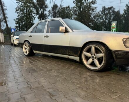 Сірий Мерседес В124, об'ємом двигуна 2.3 л та пробігом 380 тис. км за 2700 $, фото 1 на Automoto.ua