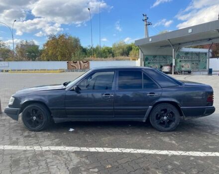 Серый Мерседес В124, объемом двигателя 2 л и пробегом 300 тыс. км за 1650 $, фото 4 на Automoto.ua