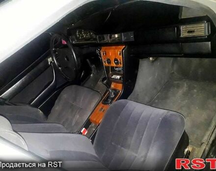 Серый Мерседес В124, объемом двигателя 2.3 л и пробегом 399 тыс. км за 432 $, фото 2 на Automoto.ua