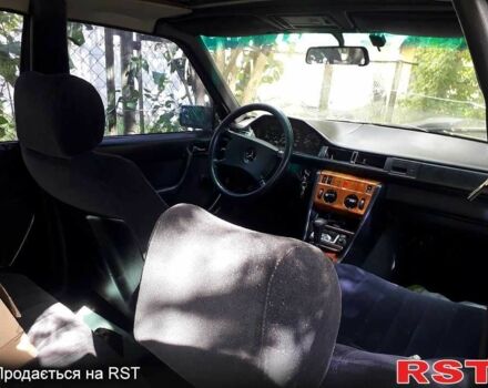 Серый Мерседес В124, объемом двигателя 2.3 л и пробегом 399 тыс. км за 432 $, фото 1 на Automoto.ua