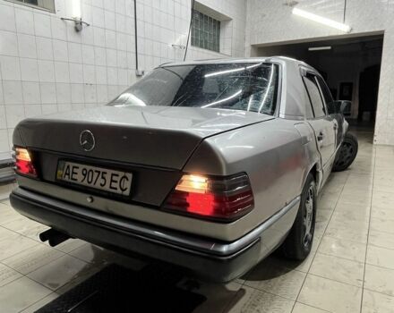 Серый Мерседес В124, объемом двигателя 2.6 л и пробегом 500 тыс. км за 1300 $, фото 2 на Automoto.ua