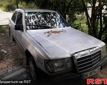 Серый Мерседес В124, объемом двигателя 2.3 л и пробегом 399 тыс. км за 432 $, фото 3 на Automoto.ua