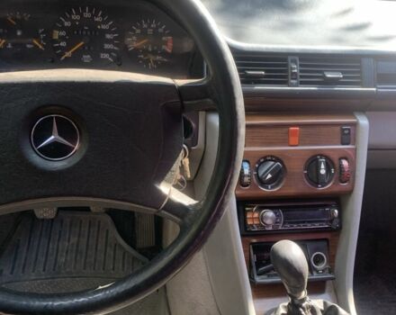 Серый Мерседес В124, объемом двигателя 2.5 л и пробегом 360 тыс. км за 2200 $, фото 6 на Automoto.ua