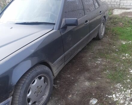 Серый Мерседес В124, объемом двигателя 2.2 л и пробегом 400 тыс. км за 2000 $, фото 1 на Automoto.ua