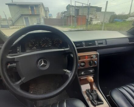 Серый Мерседес В124, объемом двигателя 2.2 л и пробегом 400 тыс. км за 2000 $, фото 3 на Automoto.ua