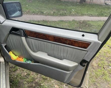 Сірий Мерседес В124, об'ємом двигуна 2.6 л та пробігом 400 тис. км за 1500 $, фото 6 на Automoto.ua