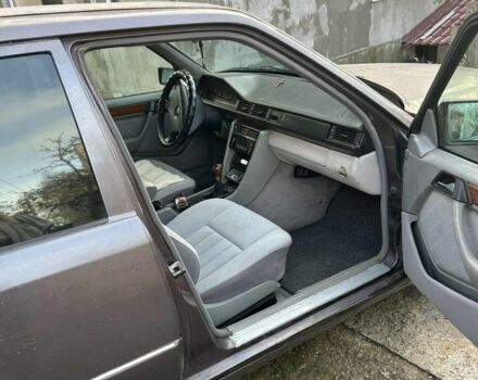 Серый Мерседес В124, объемом двигателя 2 л и пробегом 400 тыс. км за 1800 $, фото 3 на Automoto.ua